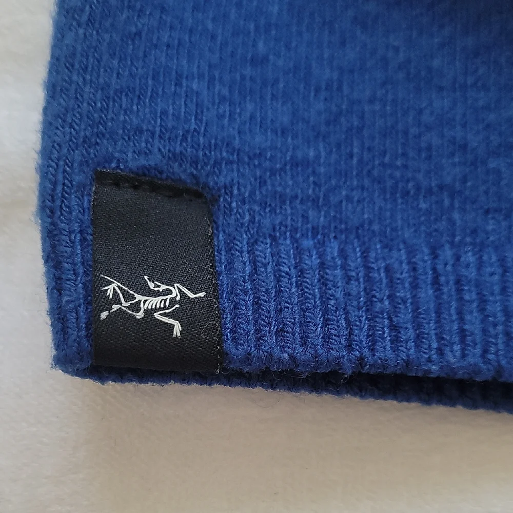 ARCTERYX OS Blue and Teal Beanie - Picture 2 of 4